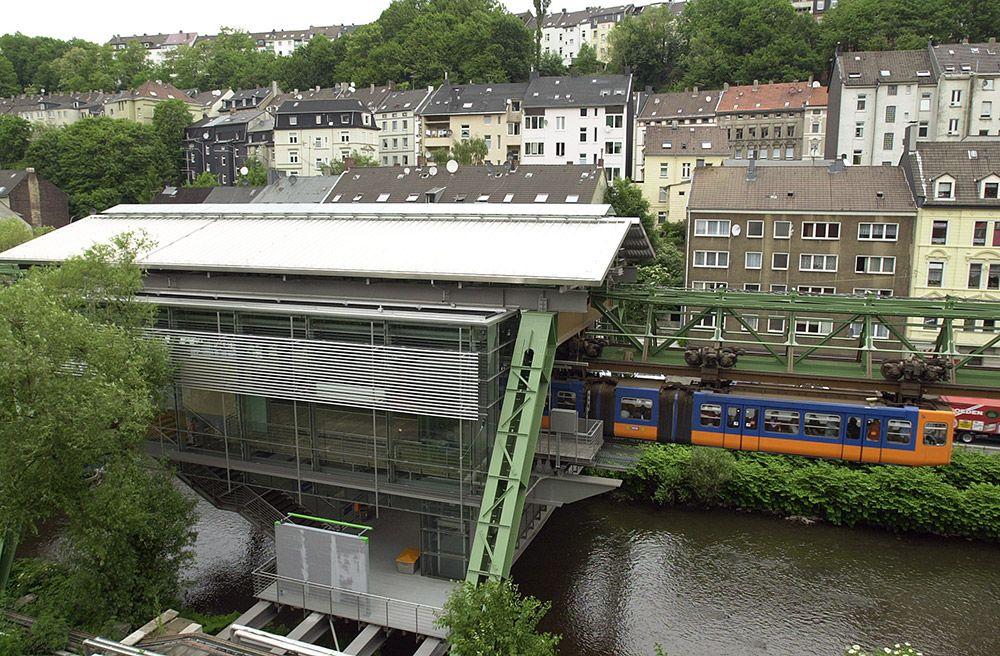 Außenansicht der Schwebebahnstation Westenede