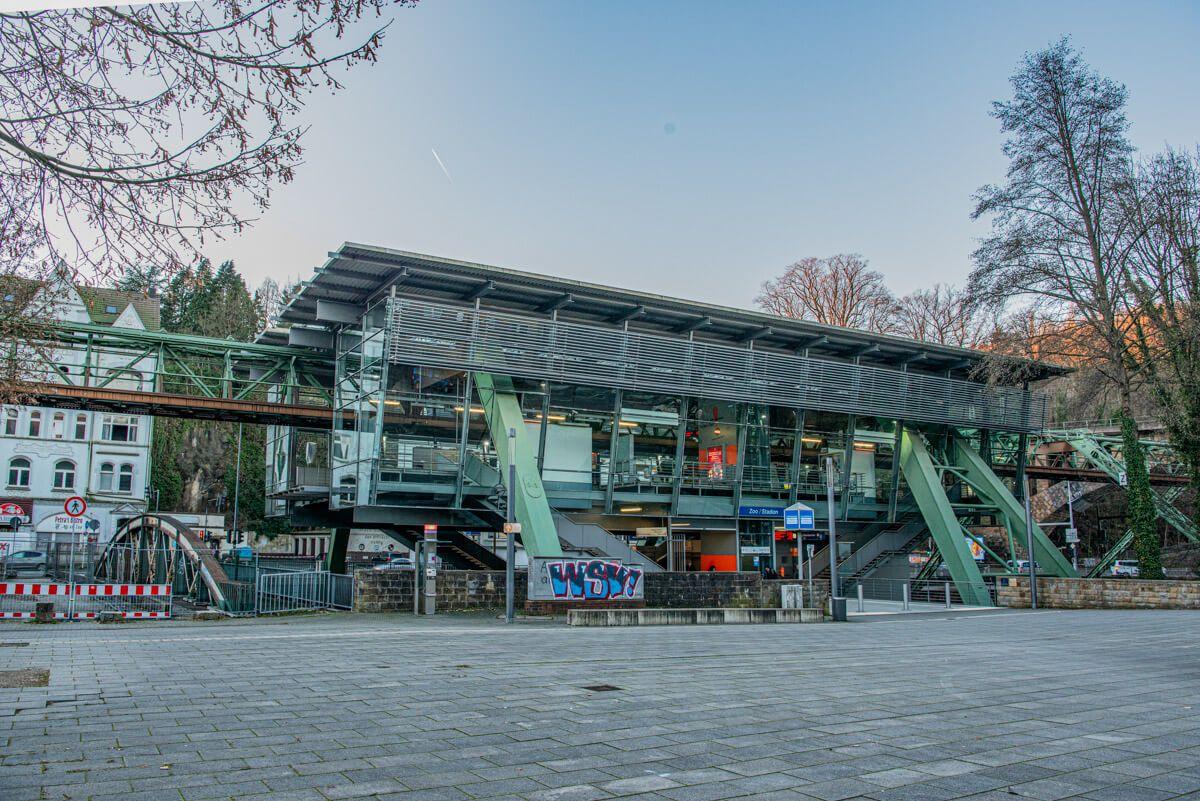Außenansicht der Schwebebahnstation Zoo/Stadion