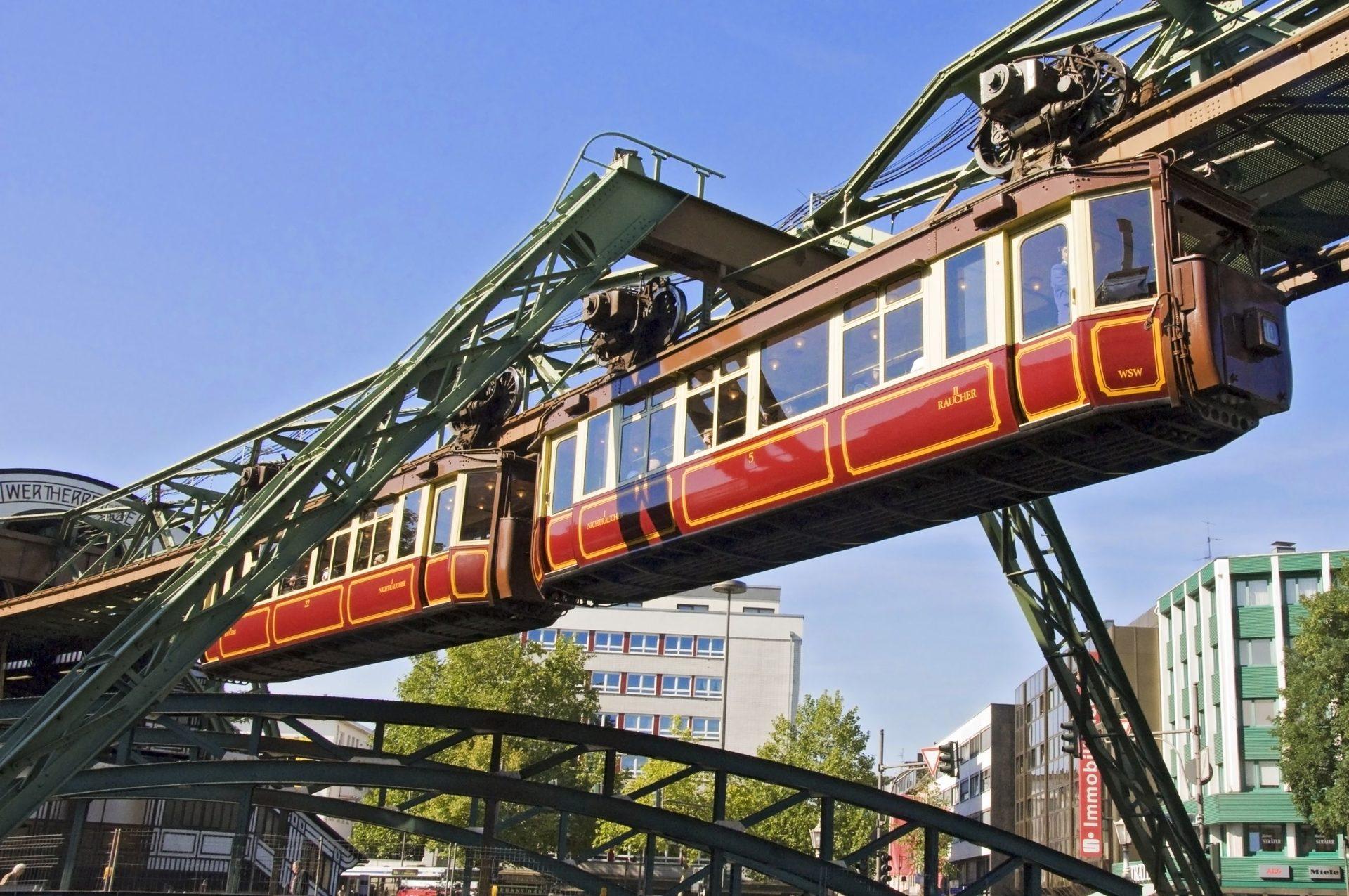 Foto der neuen Schwebebahn über der Wupper