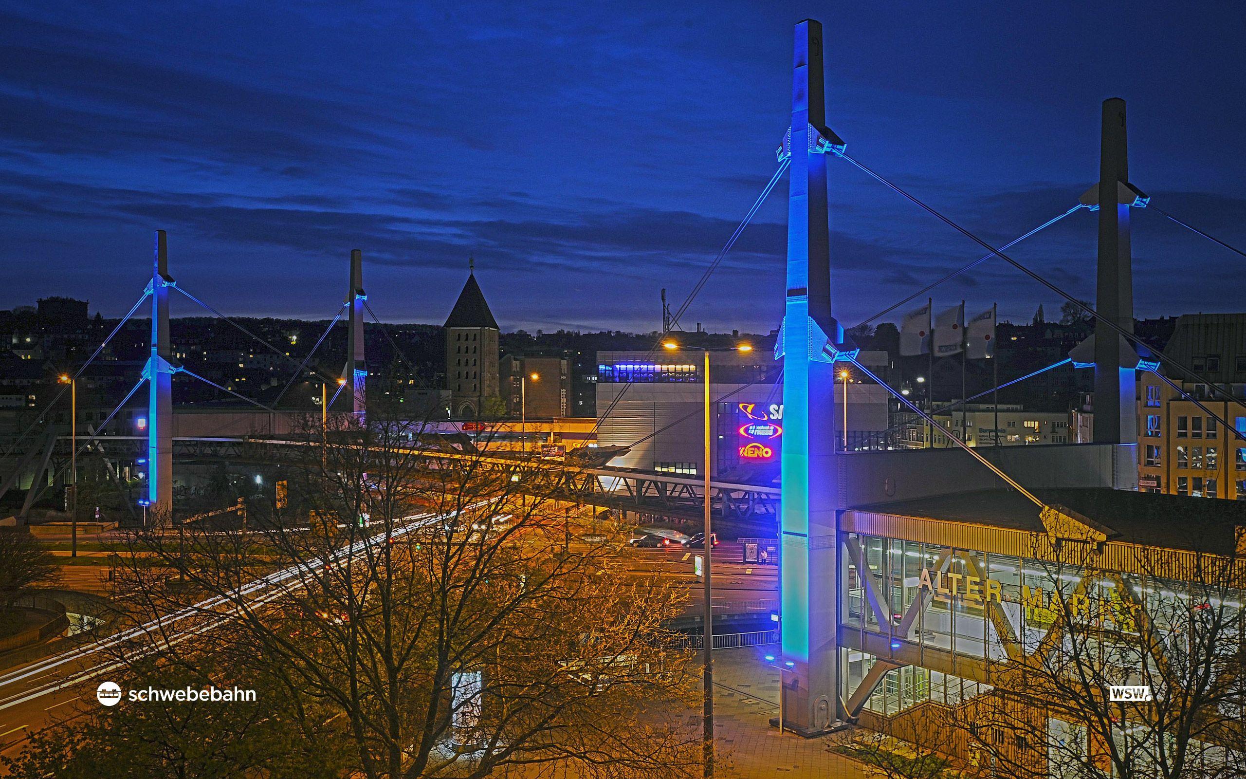 Außenansicht der Schwebebahnstation Alter Markt bei Nacht