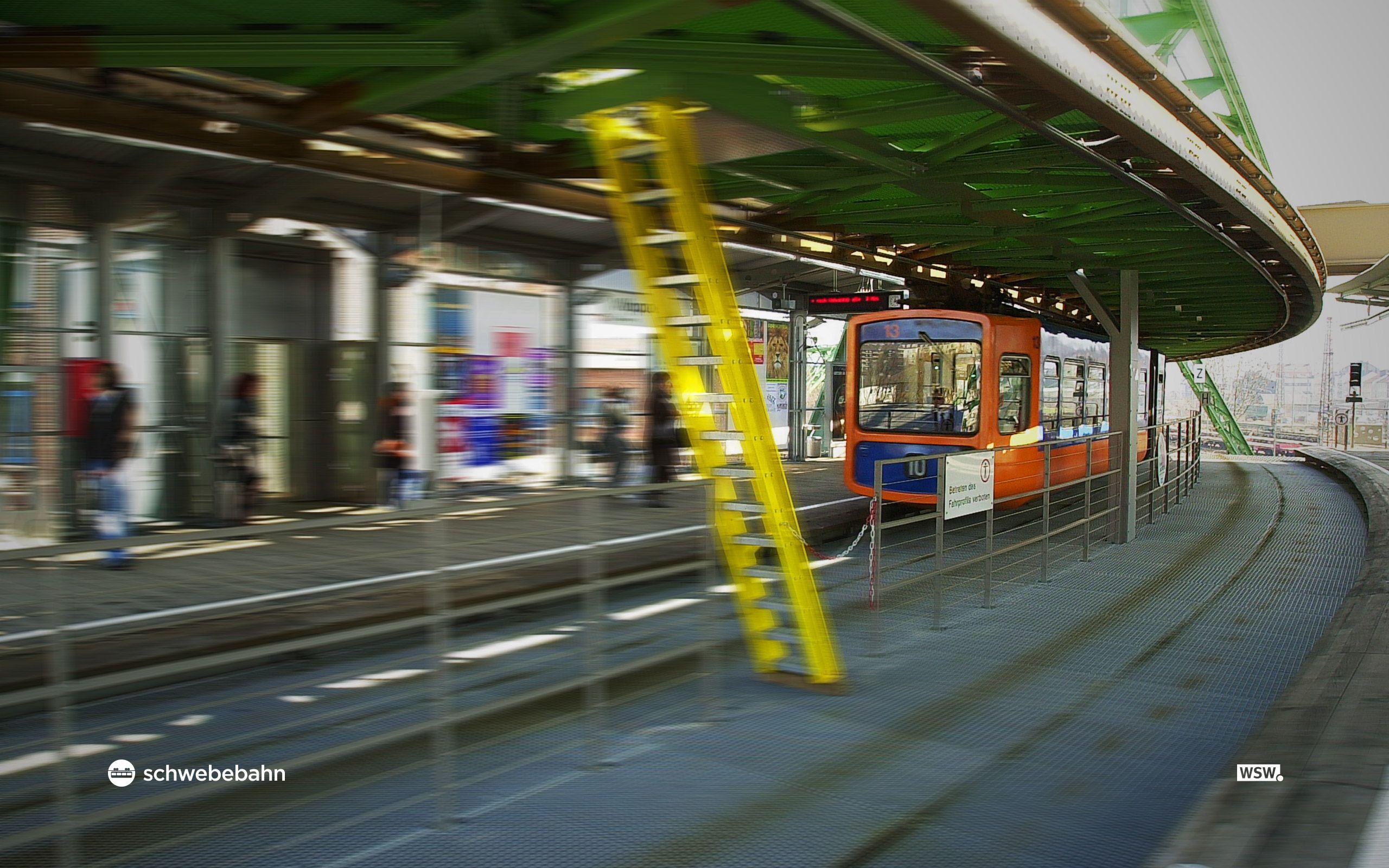Der alte Schwebebahnwagen fährt in die Station Wupperfeld ein
