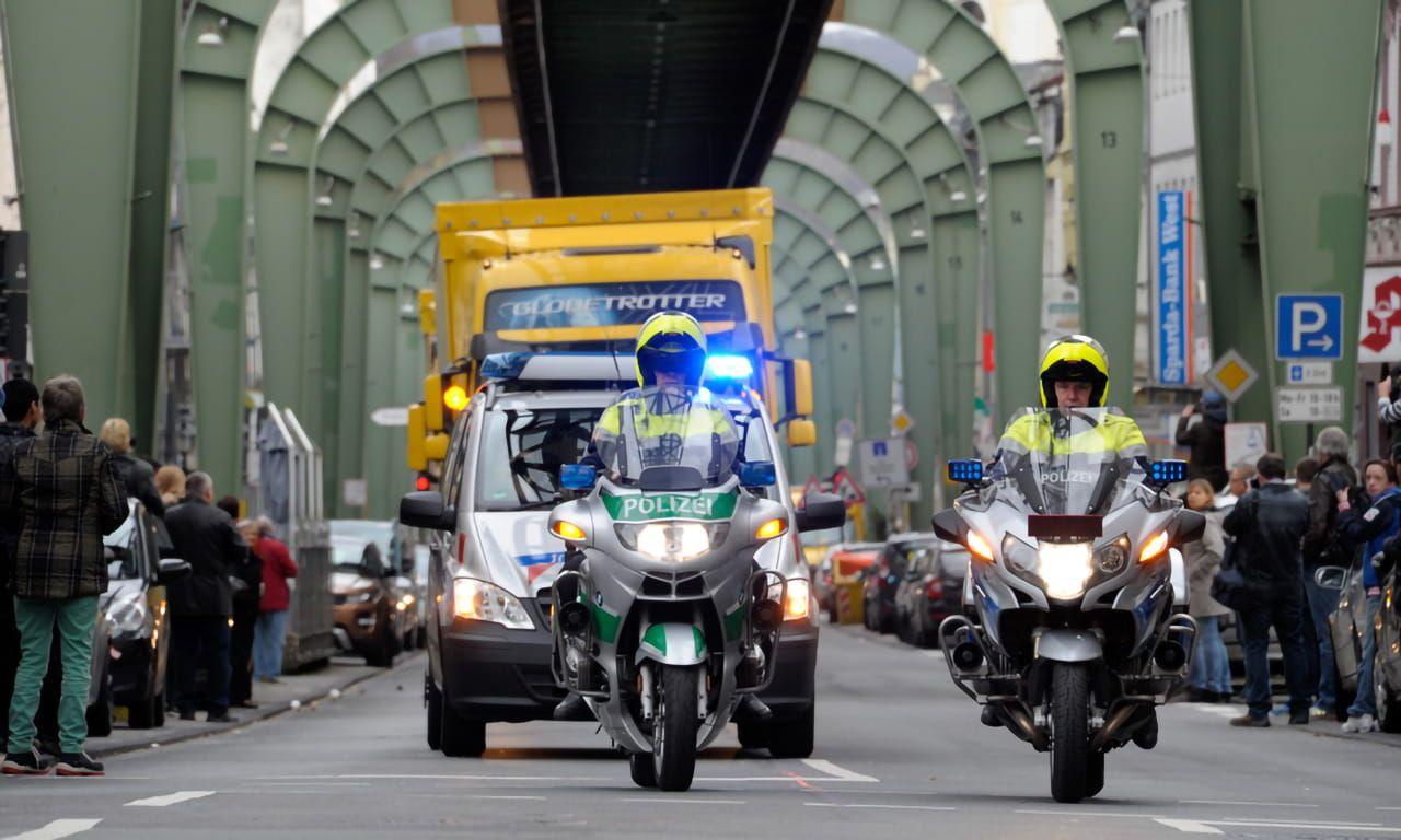 Angeführt von zwei Polizeimotorrädern kriechen die zwei bananengelben LKW die Vohwinkeler Straße hinauf