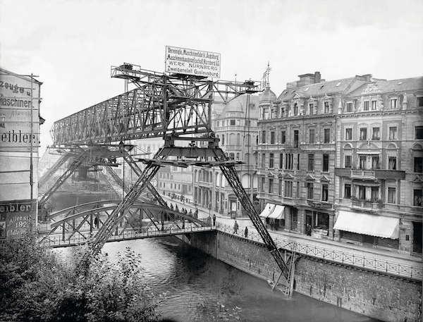 Photo of construction of the suspension railway around 1899 at Wall / Schloßbleiche.