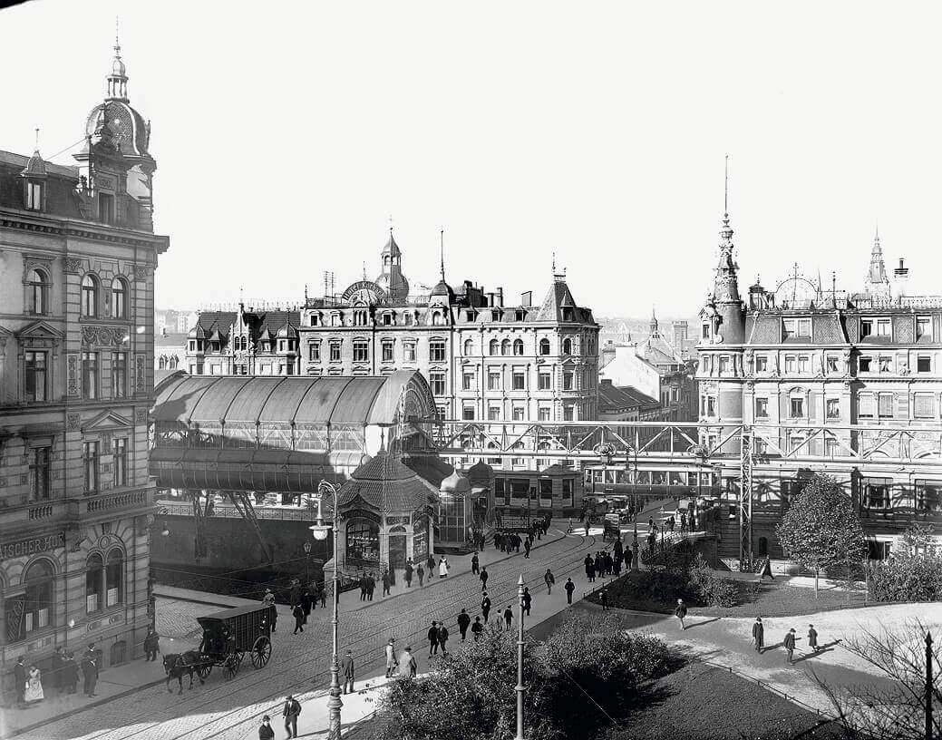 Foto von der Schwebebahnhaltestelle Döppersberg und umliegenden Gebäuden 1903