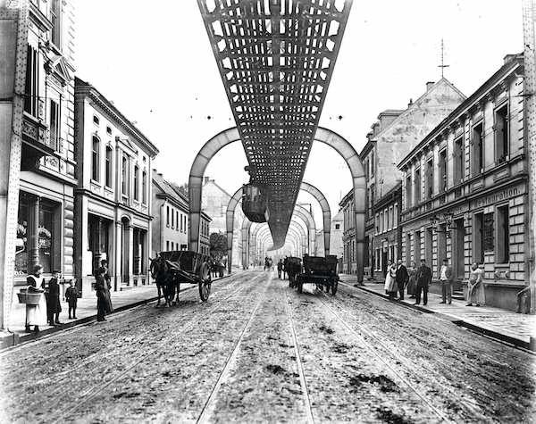 Foto vom Schwebebahngerüst und der darunterliegenden Straße 1906